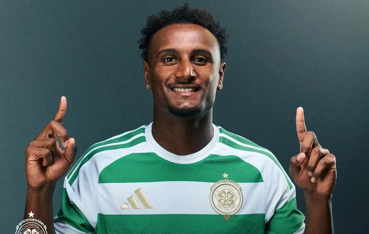 Jugador de fútbol con camiseta verde y blanca sonriendo