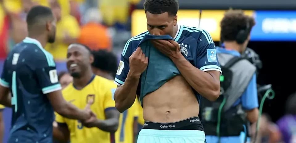Jugador de Alemania se quita la camiseta después del partido