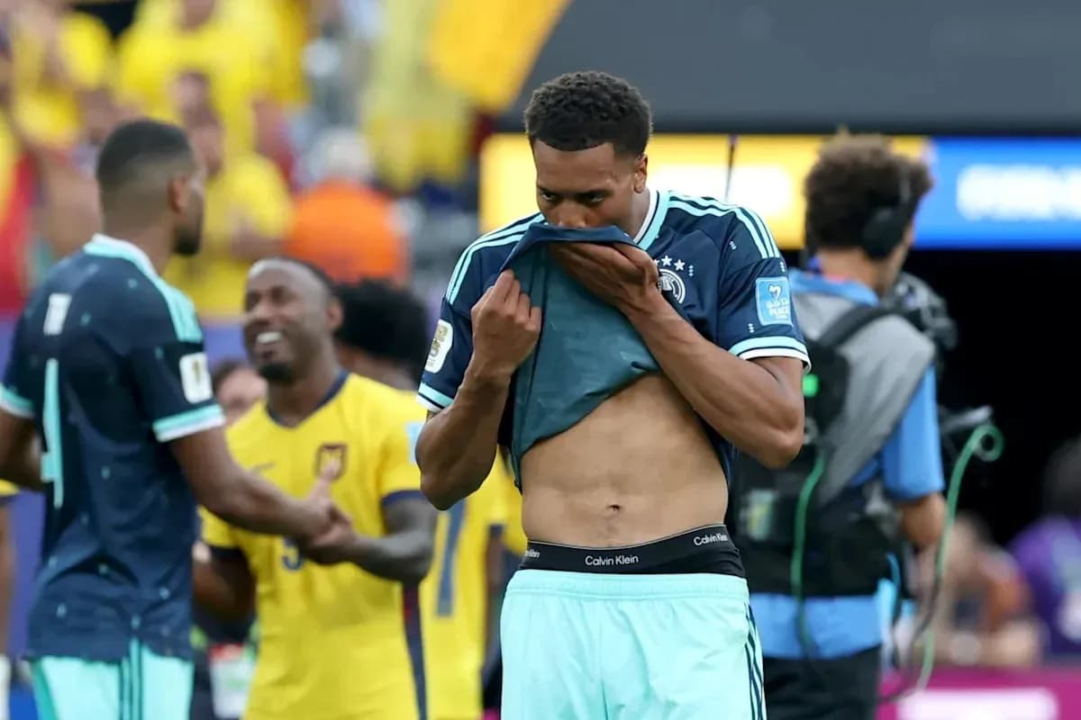 Jugador de Alemania se quita la camiseta después del partido