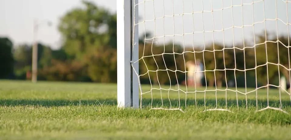 Vista cercana de la portería en un campo de fútbol
