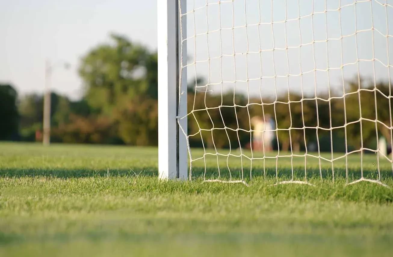 Vista cercana de la portería en un campo de fútbol