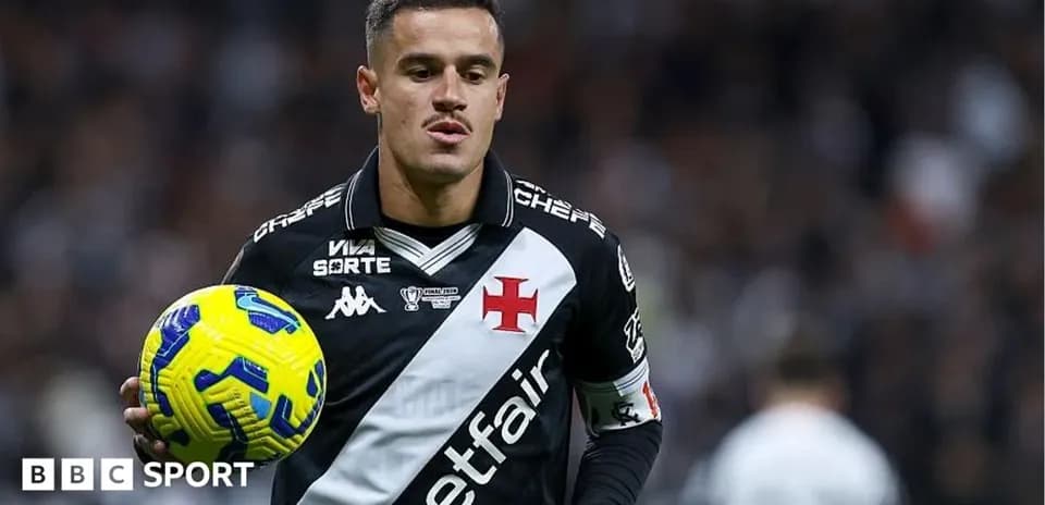 Jugador con balón durante un partido de fútbol