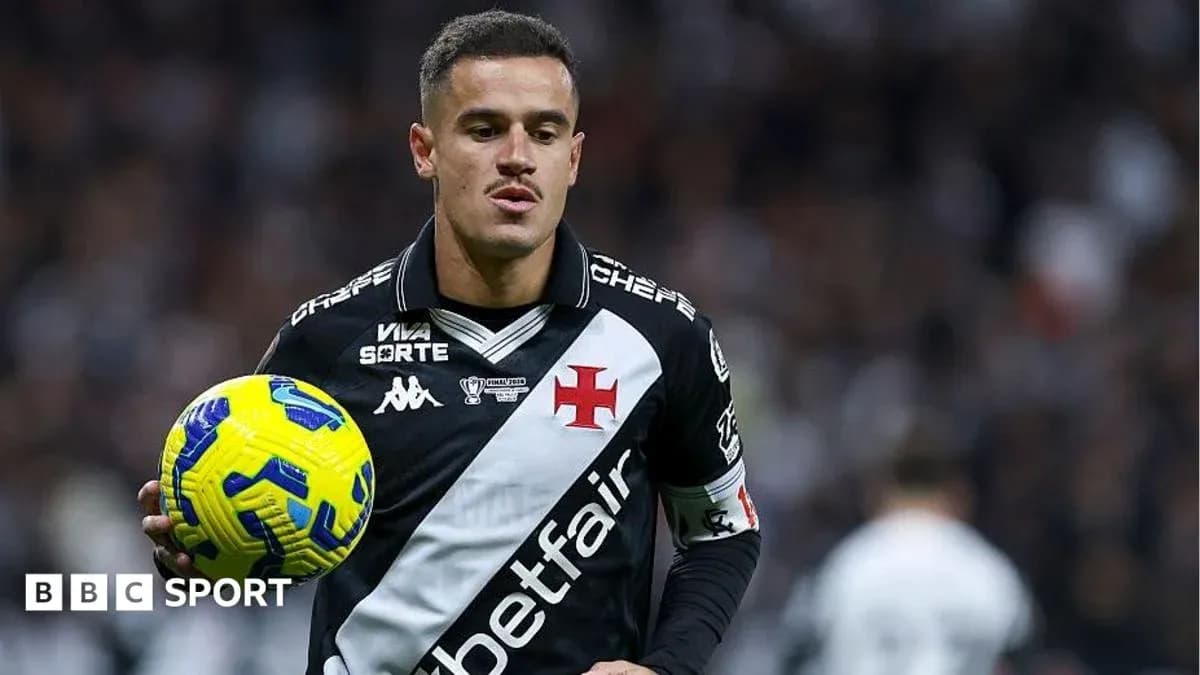 Jugador con balón durante un partido de fútbol
