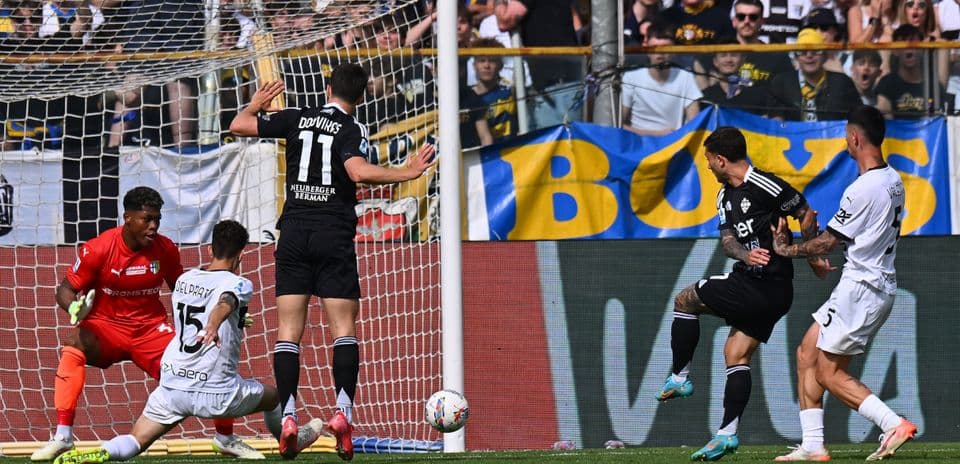 Gol de Como en partido contra Parma