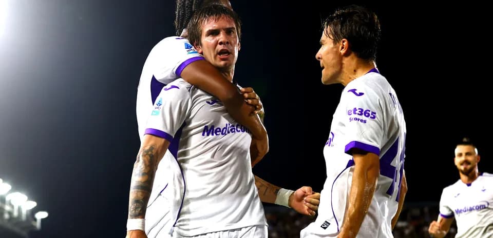 Jugadores de Fiorentina celebrando un gol juntos