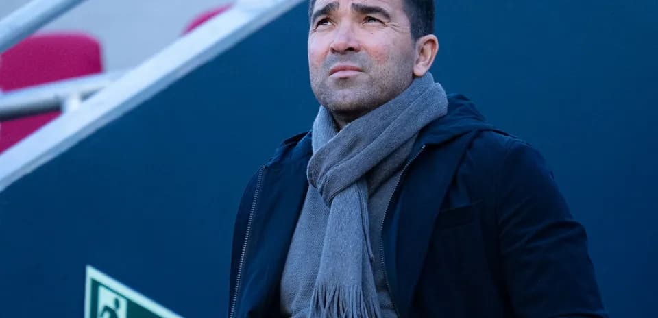 Entrenador observando el partido desde la grada
