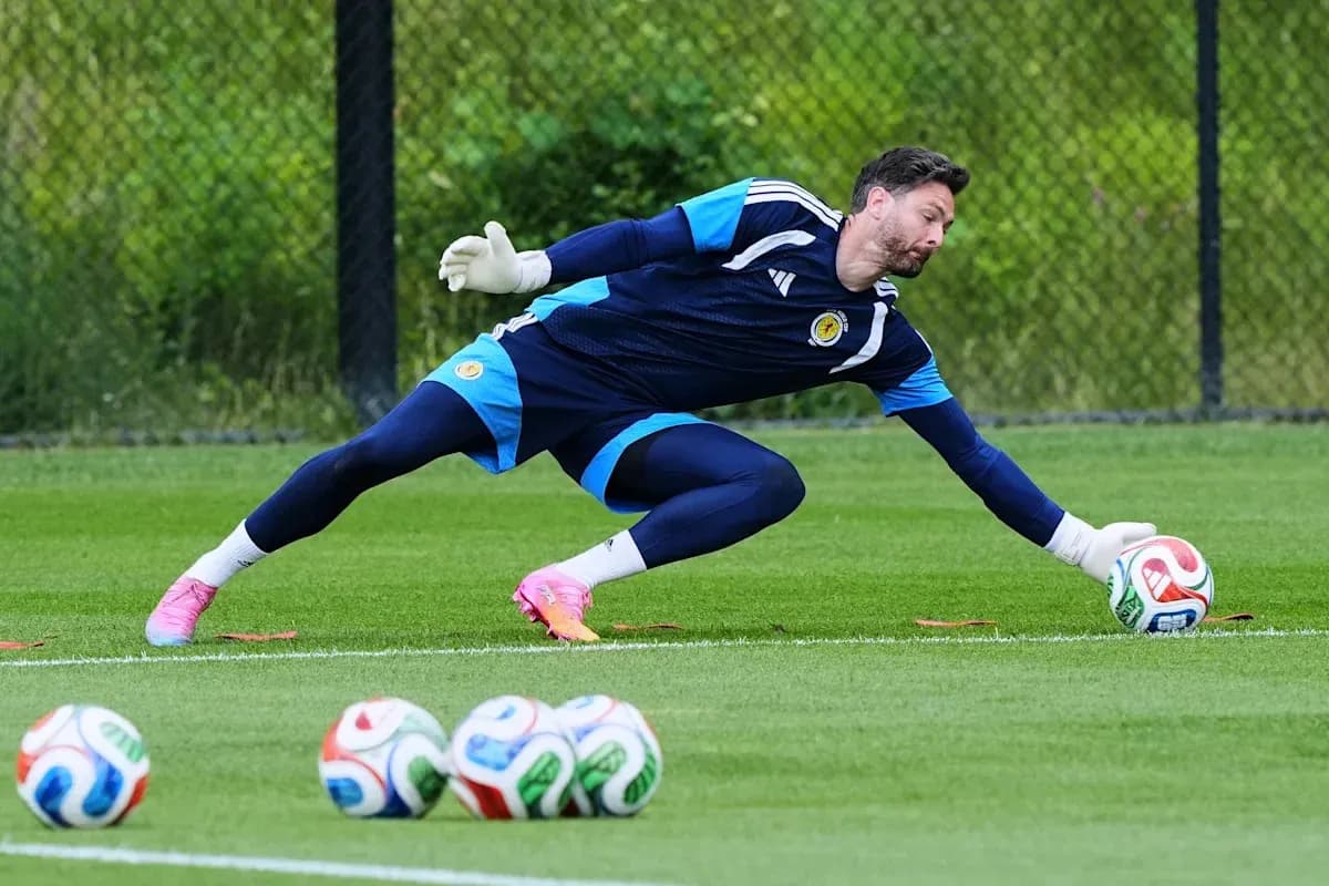 Portero entrenando y lanzándose hacia el balón