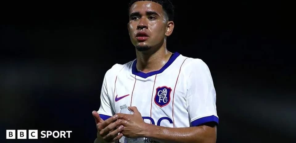 Jugador de fútbol sosteniendo agua durante el partido