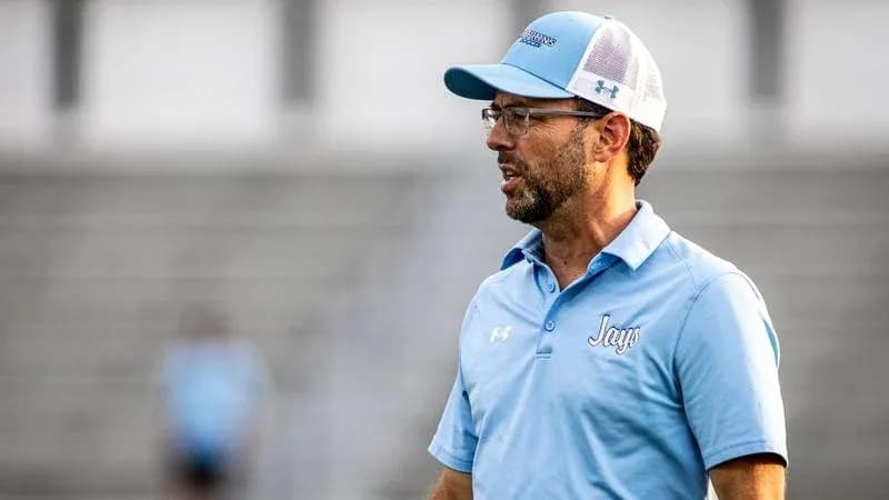 Entrenador dirigiendo desde la línea de banda