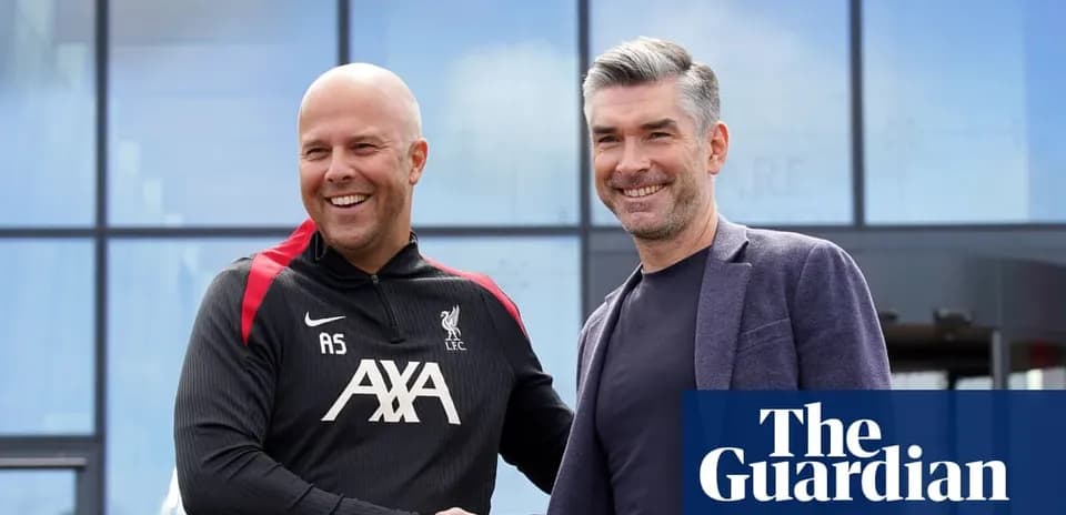 Entrenador y asistente de Liverpool estrechando manos