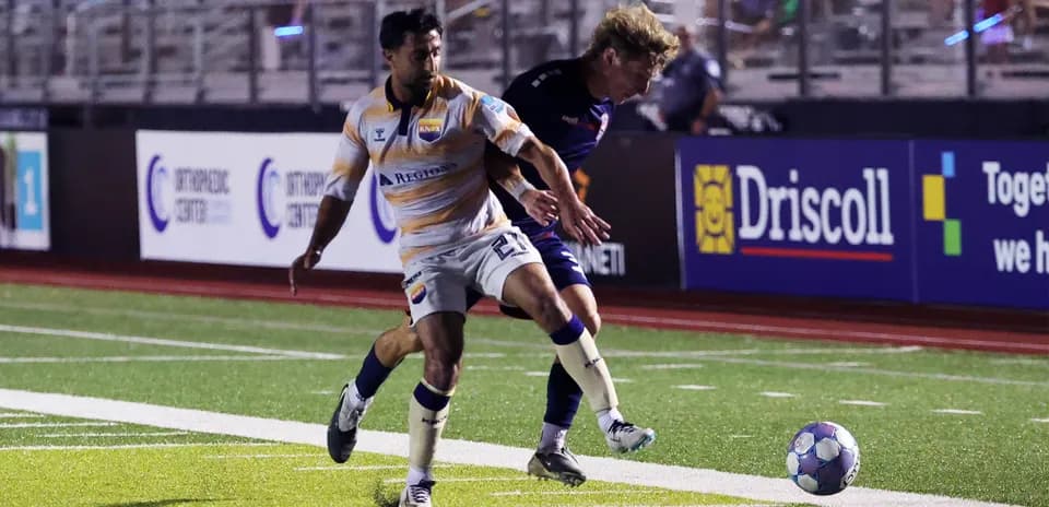 Jugador de Knoxville compitiendo por el balón