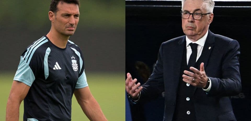 Entrenadores de fútbol en conferencia, uno a cada lado