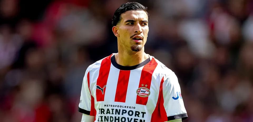 Jugador de PSV con camiseta rayada en partido