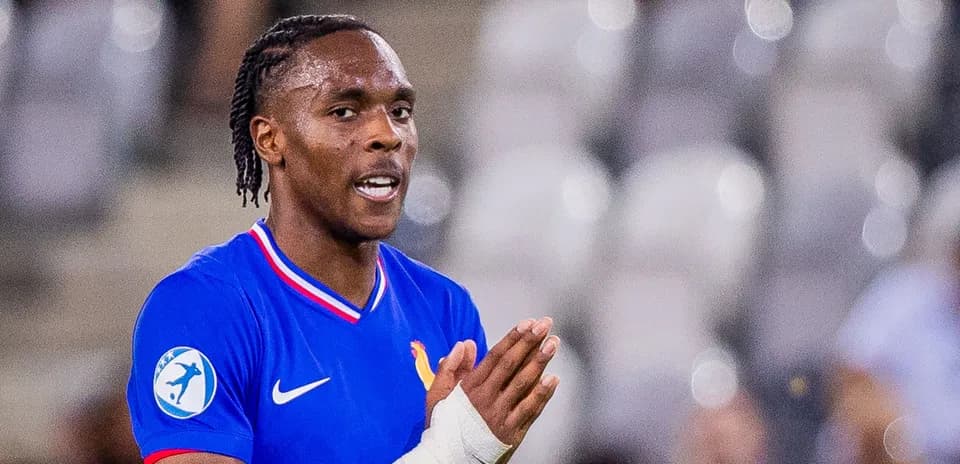 Jugador de Francia aplaudiendo en el campo