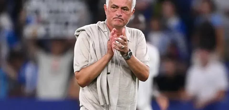 Entrenador aplaudiendo tras el partido en estadio