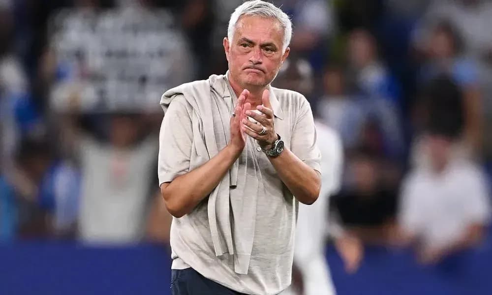 Entrenador aplaudiendo tras el partido en estadio