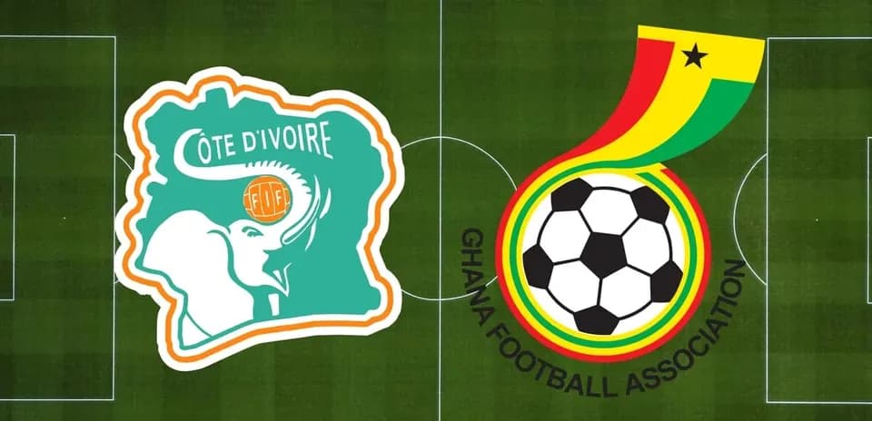 Logos de Côte d'Ivoire y Ghana en campo de fútbol