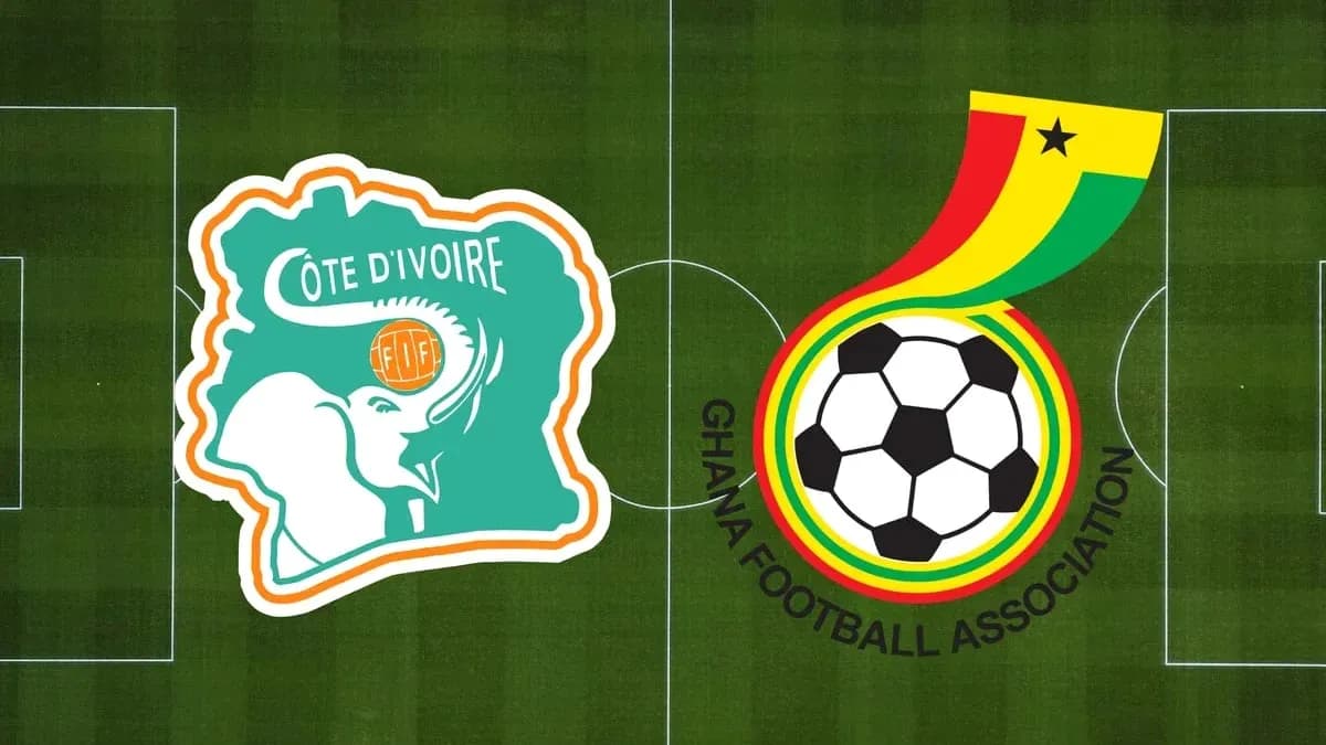 Logos de Côte d'Ivoire y Ghana en campo de fútbol