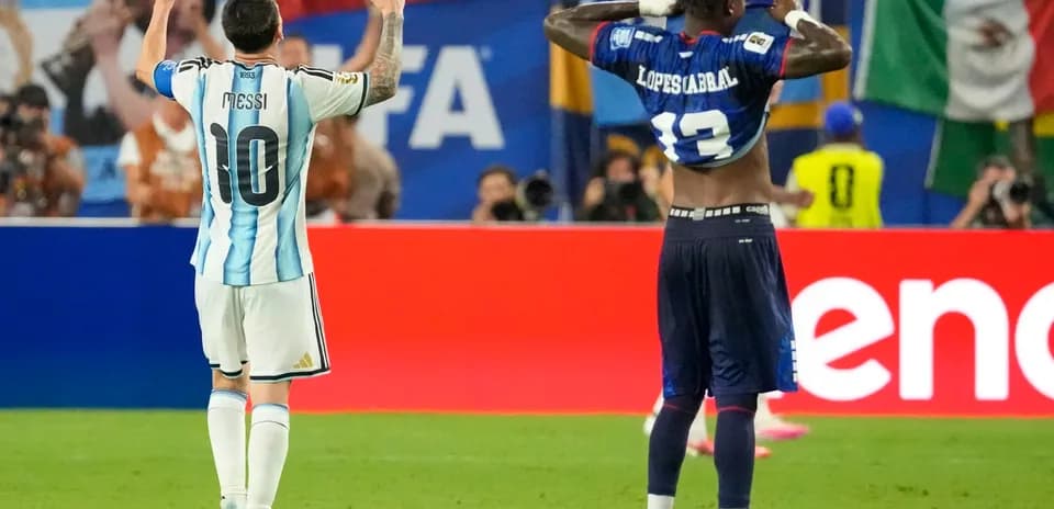 Lionel Messi celebrando durante un partido