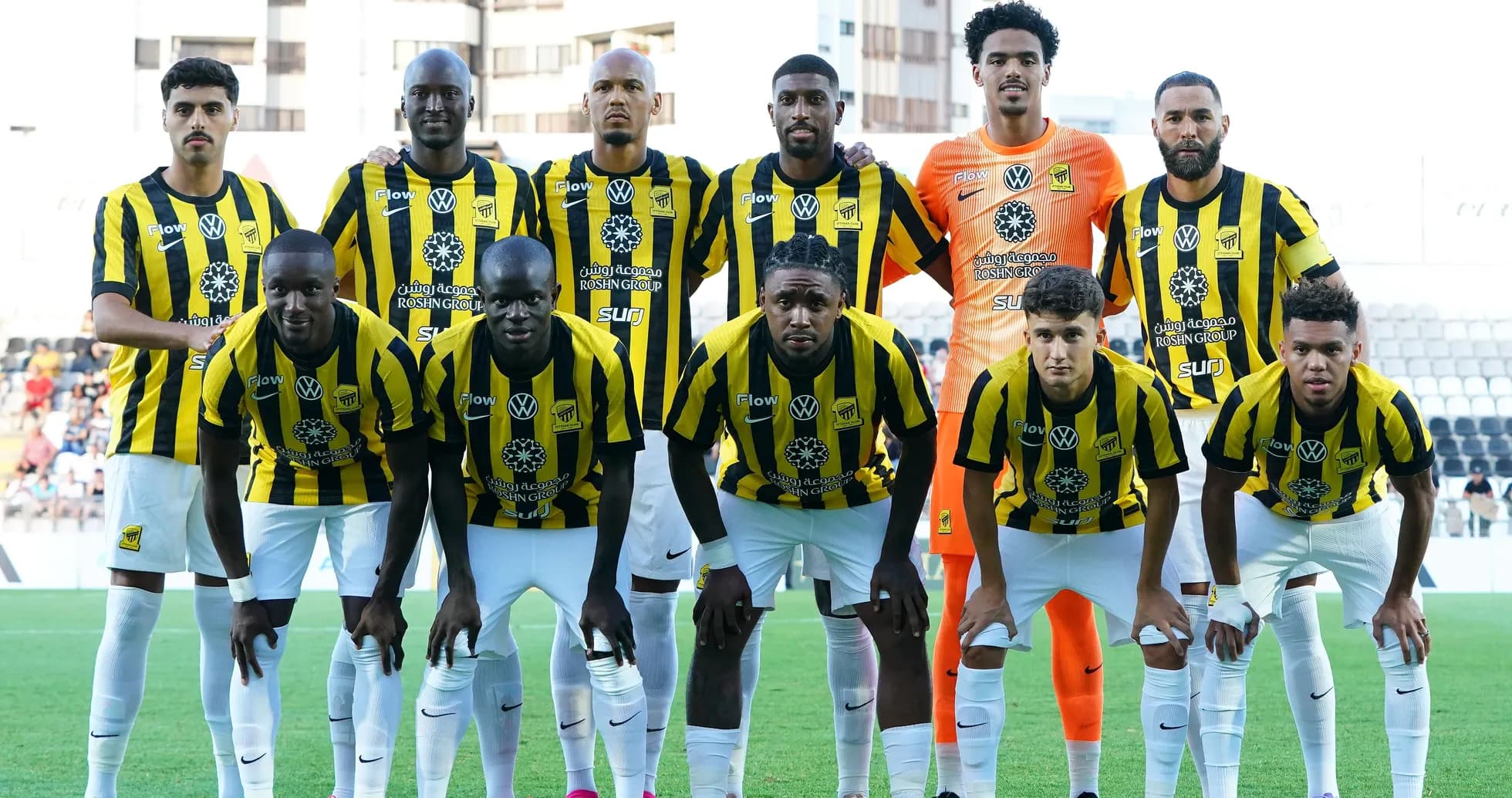 Equipo posando en uniforme amarillo y negro