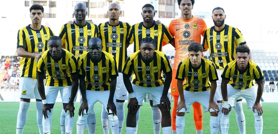 Equipo posando en uniforme amarillo y negro