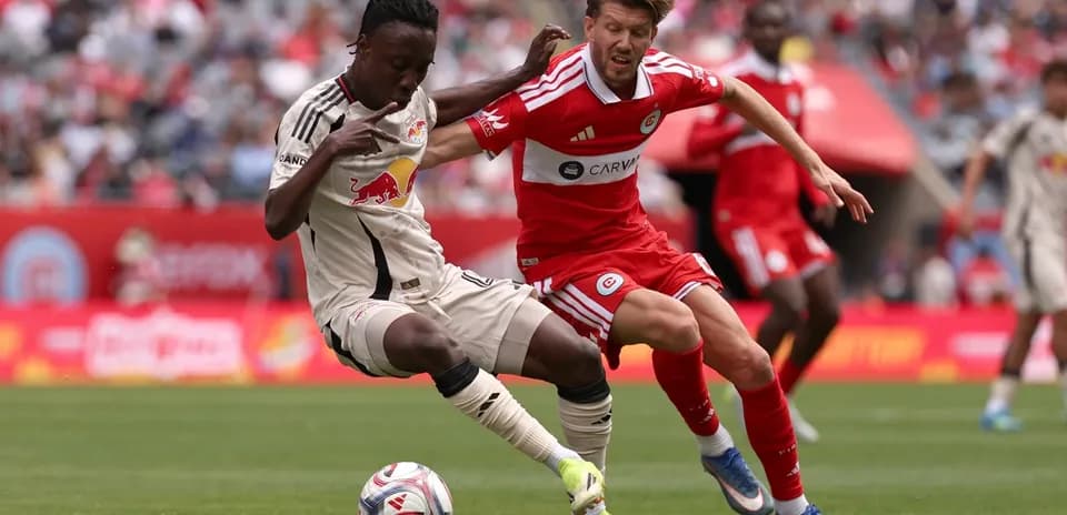 Jugador de New York Red Bulls y Chicago Fire en acción