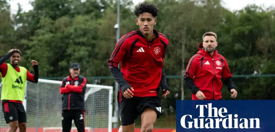 Jugador de Manchester United entrenando en campo lluvioso