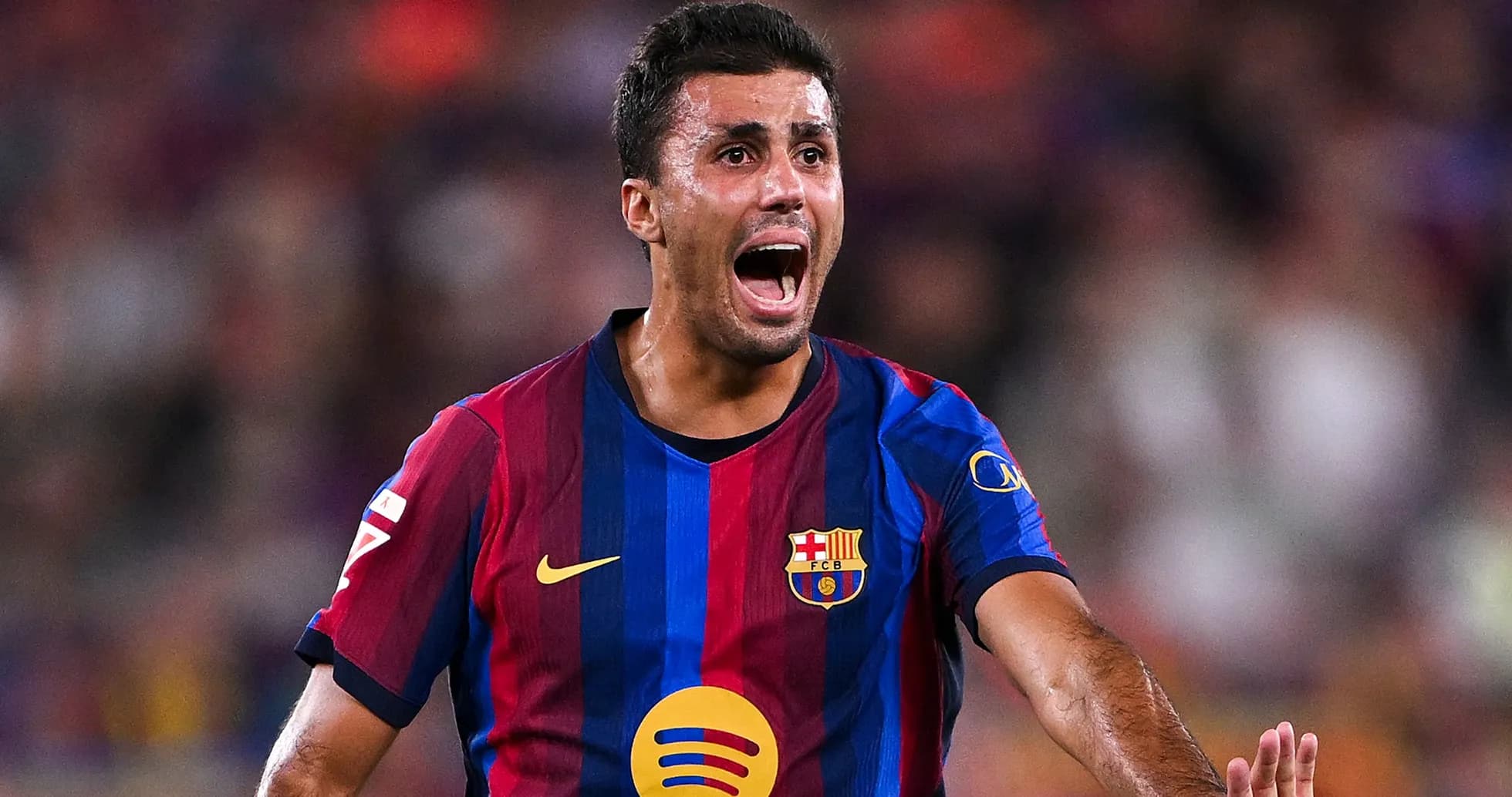 Jugador de Barcelona celebrando una jugada en el campo
