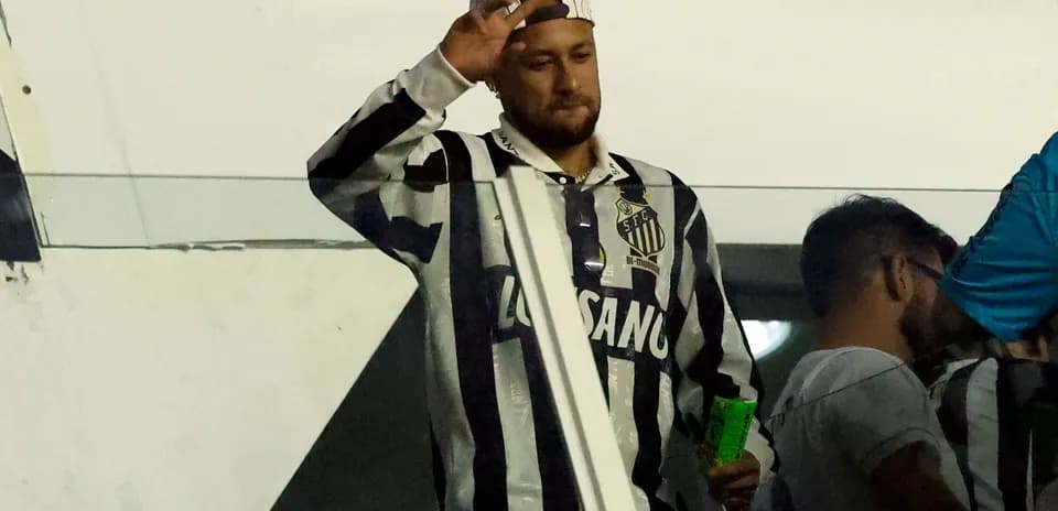 Jugador saludando desde la grada en el estadio