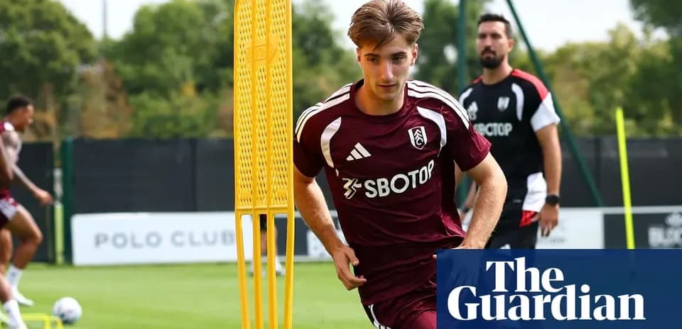 Jugador entrenando en el campo con conos de entrenamiento