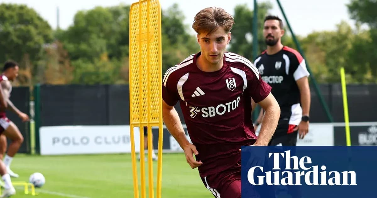 Jugador entrenando en el campo con conos de entrenamiento