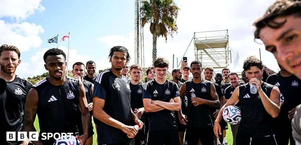 Jugadores de Newcastle reunidos durante entrenamiento al aire libre