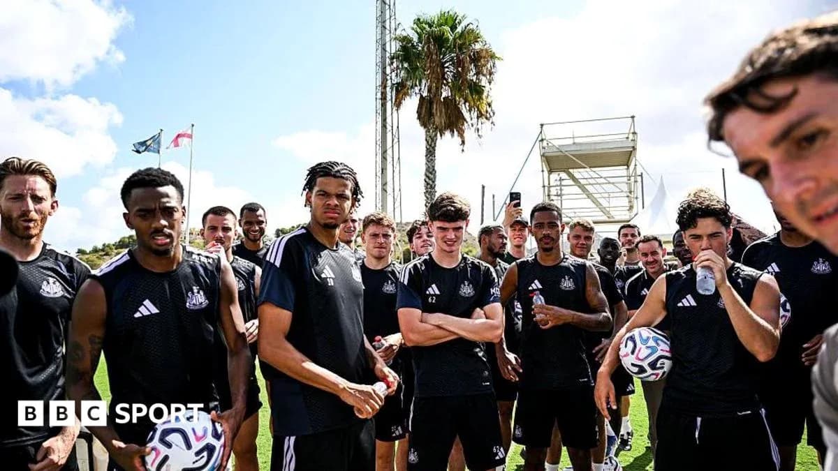 Jugadores de Newcastle reunidos durante entrenamiento al aire libre