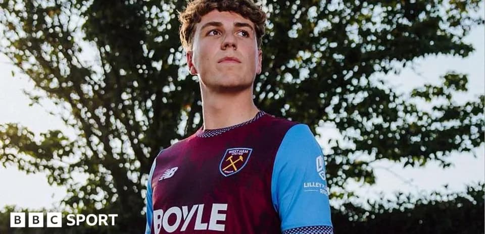 Jugador de West Ham en camiseta del equipo