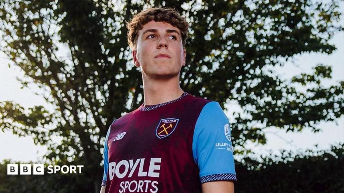Jugador de West Ham en camiseta del equipo