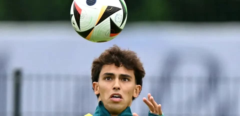 Jugador controlando el balón durante entrenamiento