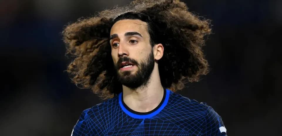 Jugador de Chelsea con cabello rizado en acción