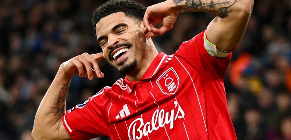 Jugador celebrando con gesto durante un partido