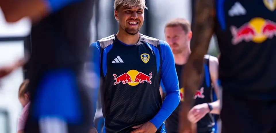 Jugador de Leeds United entrenando en el campo