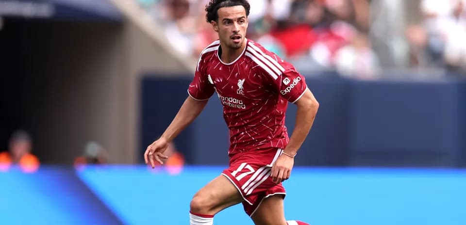 Jugador de Liverpool corriendo con el balón durante partido