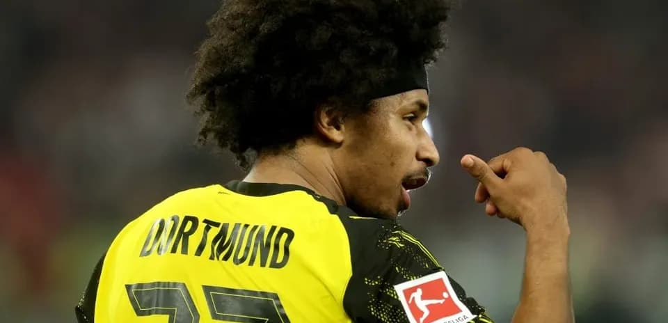 Jugador de Dortmund señalando con la mano durante partido