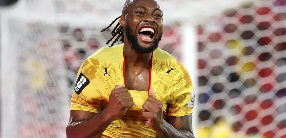 Jugador celebrando un gol con camiseta amarilla