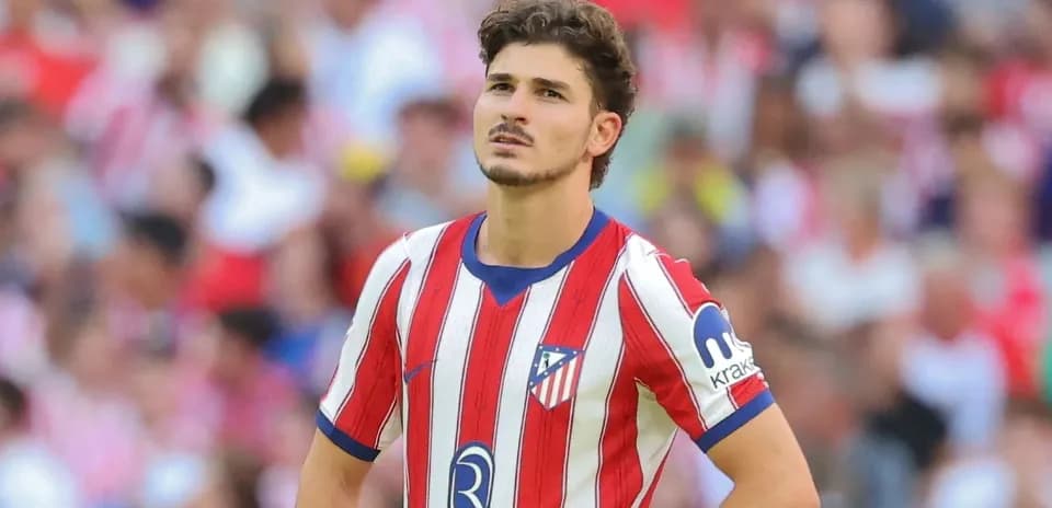 Jugador de Atlético de Madrid mirando hacia arriba