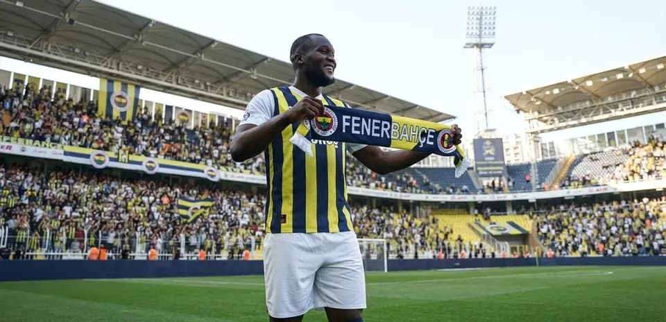 Jugador de Fenerbahçe con bufanda en el estadio