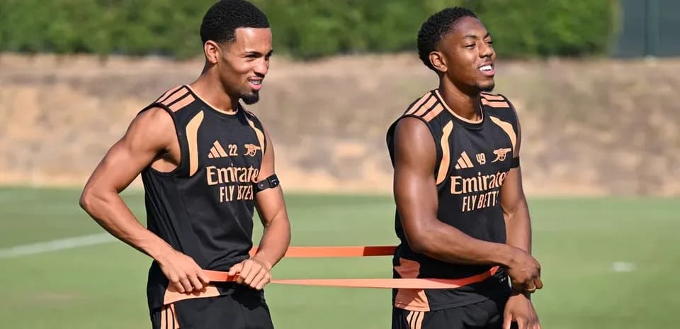 Jugadores entrenando con banda elástica en campo