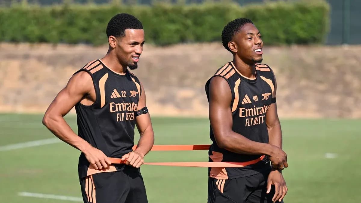 Jugadores entrenando con banda elástica en campo