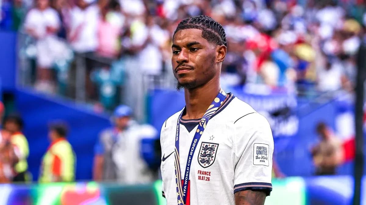 Jugador de Inglaterra con medalla tras el partido