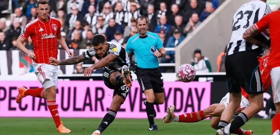 Jugador de Newcastle chutando el balón en el partido