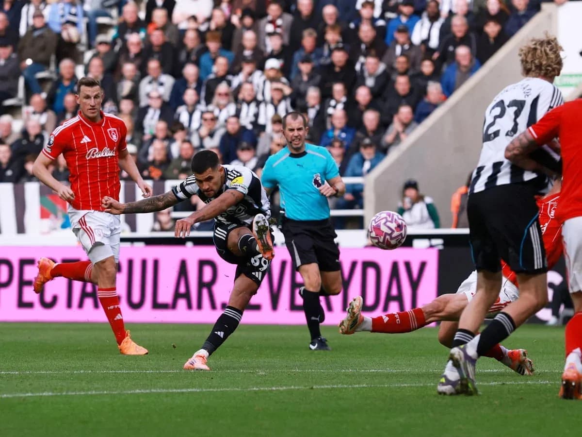 Jugador de Newcastle chutando el balón en el partido