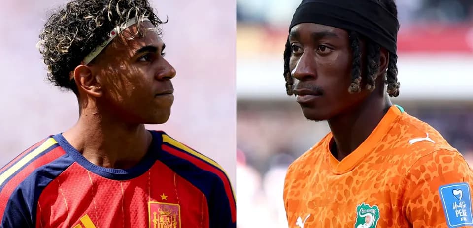 Jugadores de España y Costa de Marfil en el campo